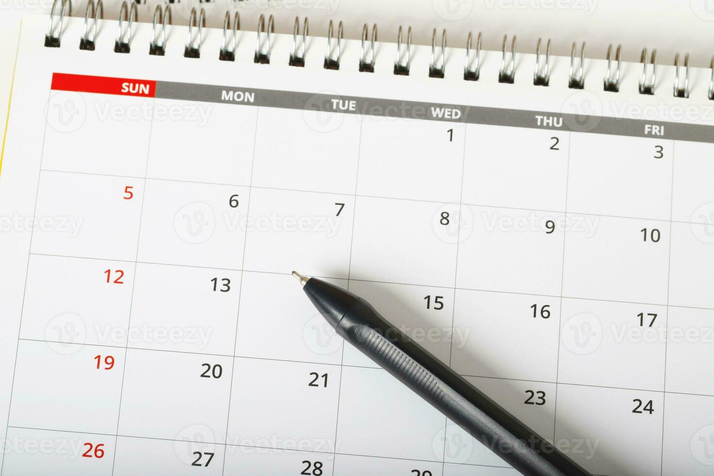 calendrier du mois civil pour prendre rendez-vous ou gérer le calendrier chaque jour poser et stylo sur fond jaune pour planifier le travail et le concept de voyage. photo