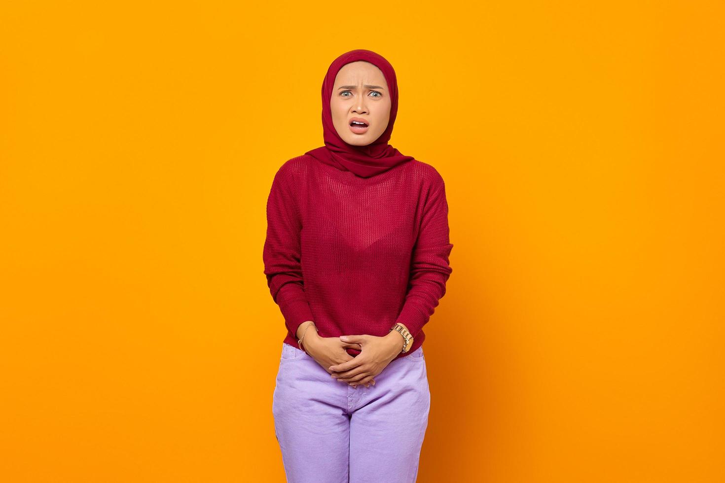 photo de mains de fille malade fatiguée touchant l'estomac choqué