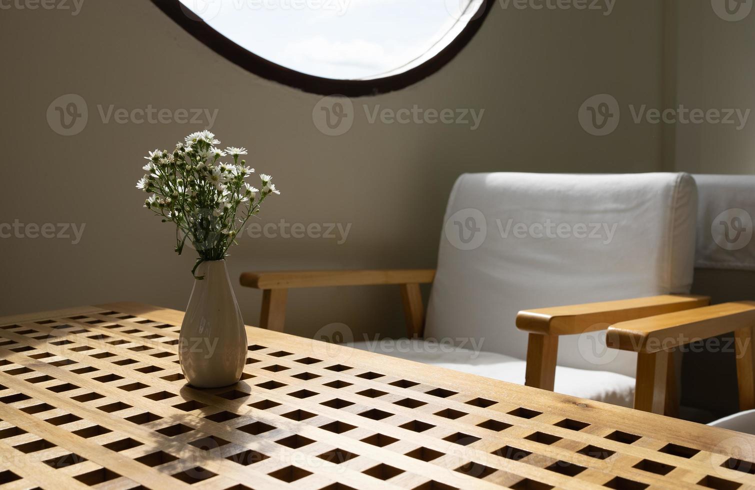 fleurs blanches dans un vase sur une table en bois photo