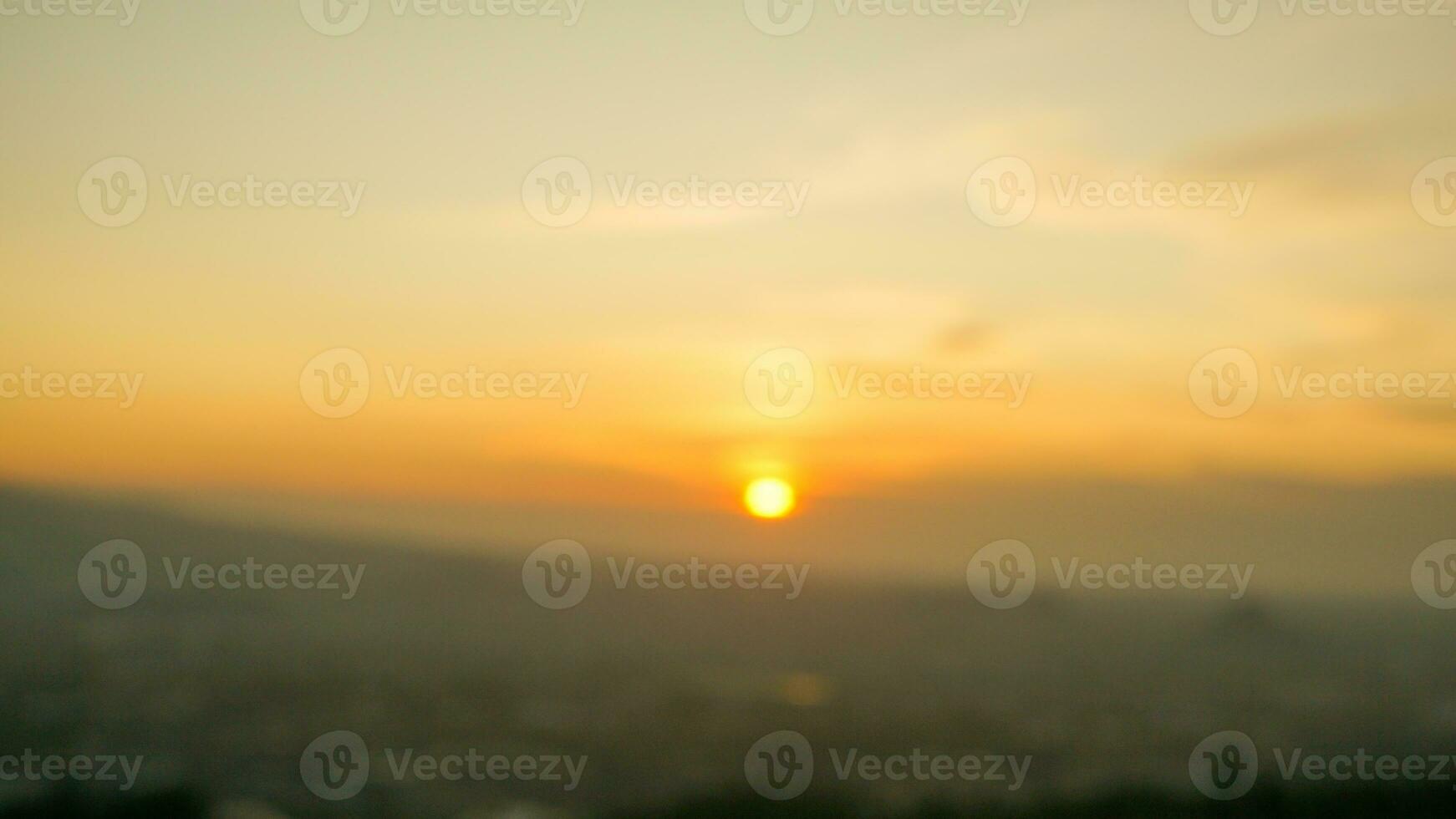brouiller Contexte de le coucher du soleil vue avec ciel, nuage, Montagne dans Lampung vue de bukit Aslan ou Aslan colline. défocalisé abstrait Contexte de le coucher du soleil paysage photo