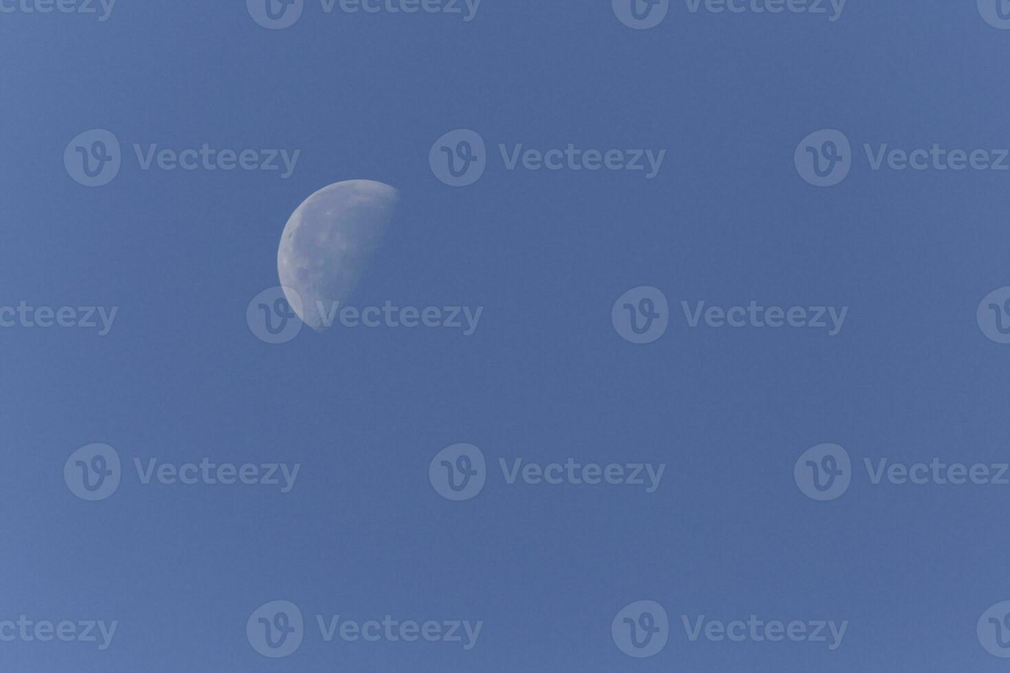 déclin gibbeux lune dans clair ciel à journée photo