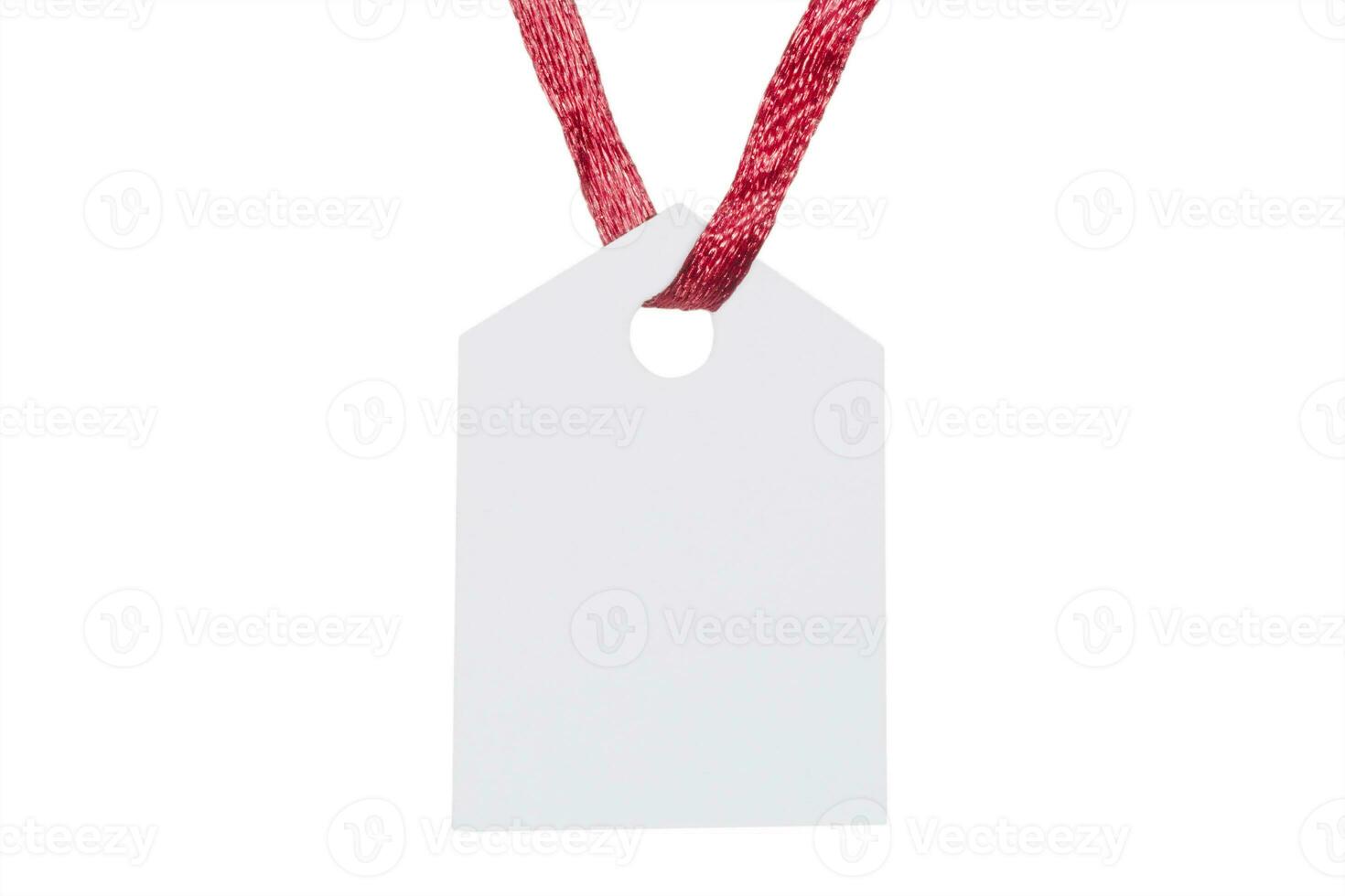 blanc papier étiquette pendaison sur rouge ruban photo