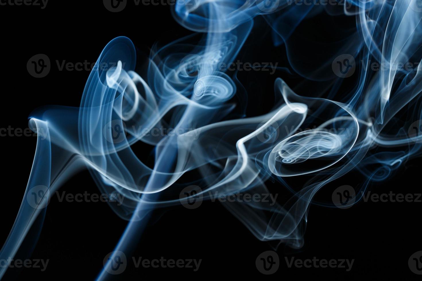 fumée flottant sur fond sombre photo