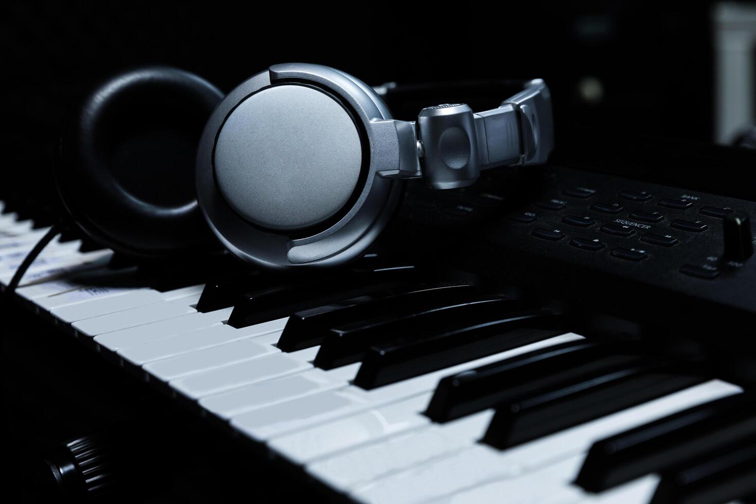 clavier de piano avec casque pour la musique photo