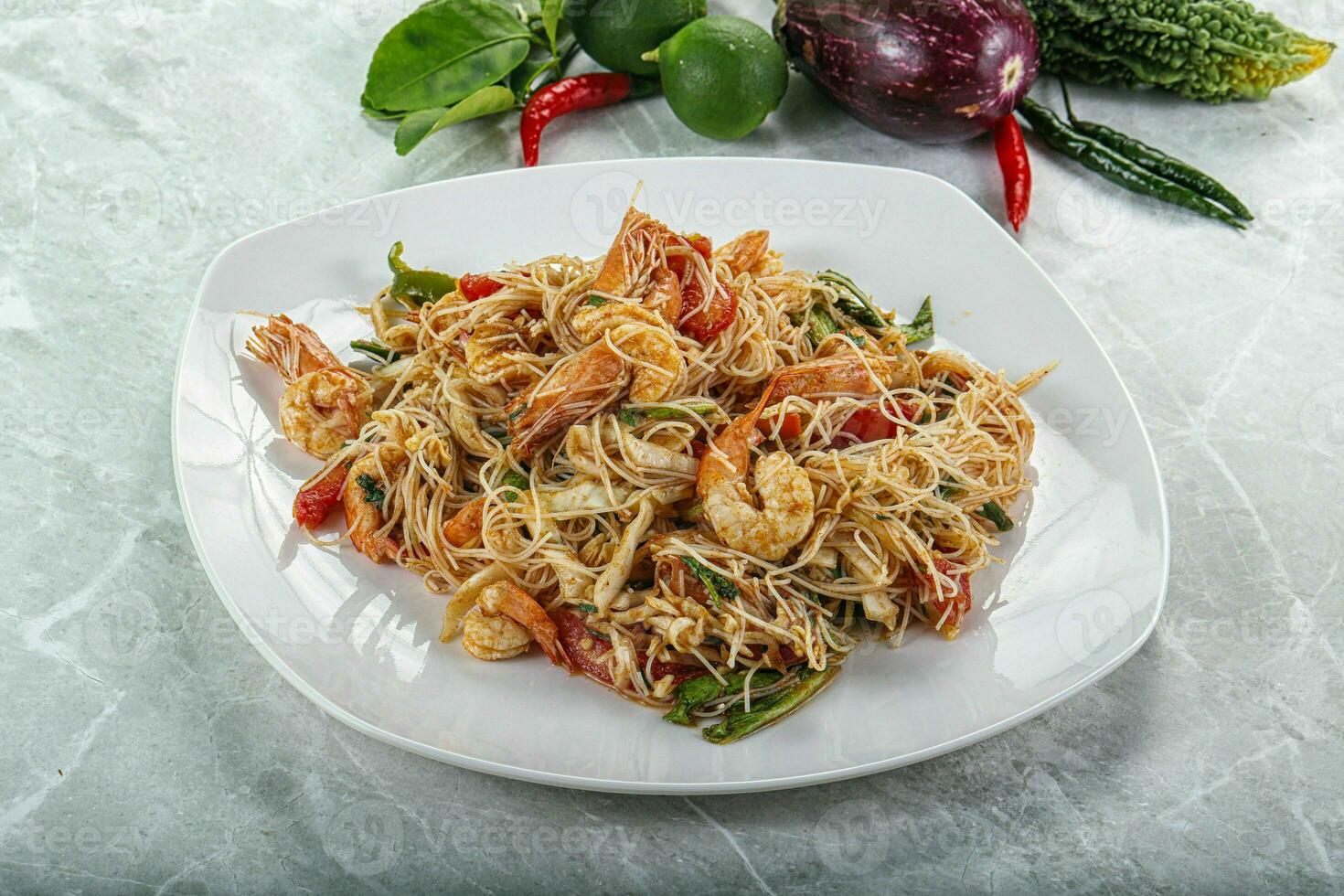 thaïlandais épicé vermicelle salade avec crevettes photo