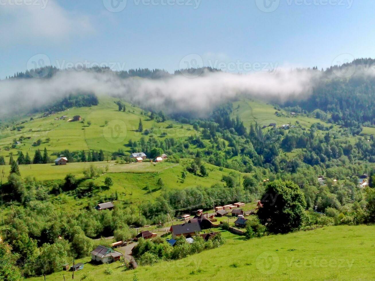 en volant plus de blanc des nuages et peu village photo