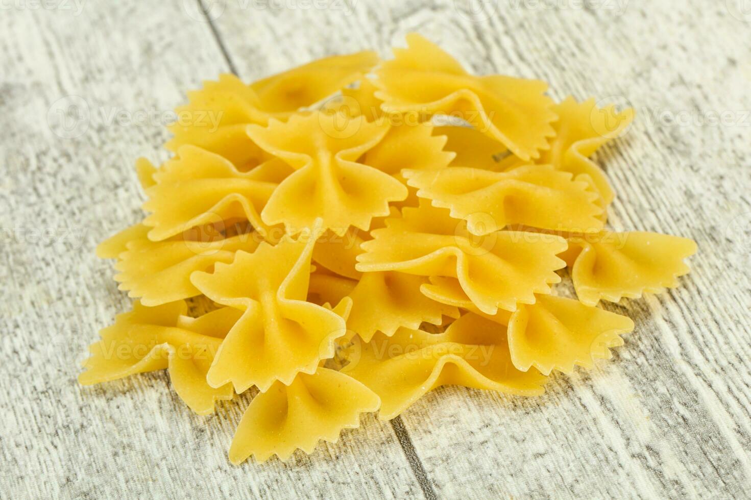 pâtes farfalle sèches crues pour la cuisson photo