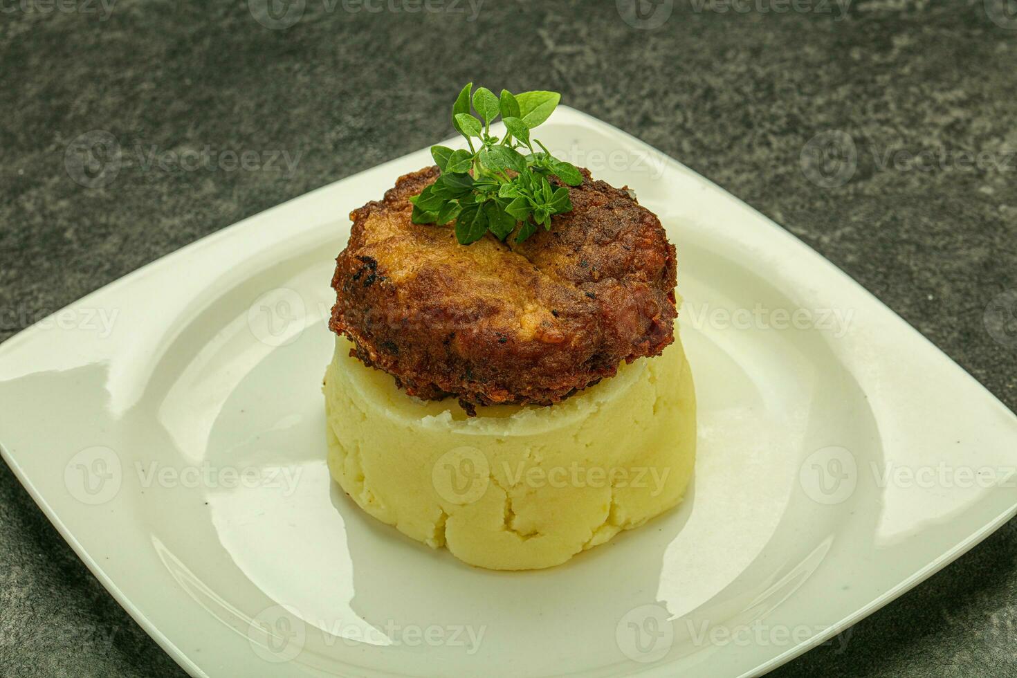 purée de pommes de terre avec escalope maison photo