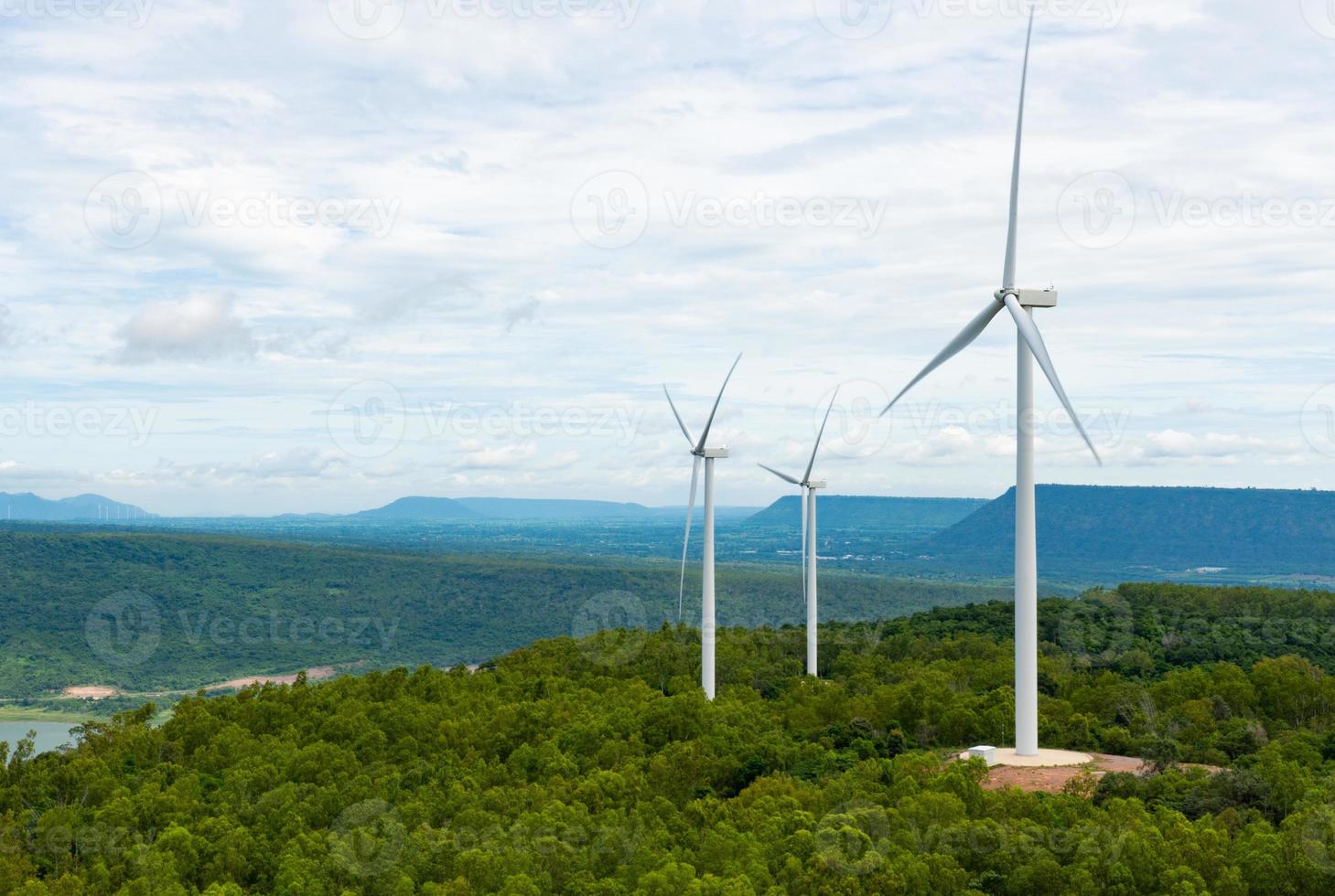 champ d'éoliennes pour produire de l'électricité renouvelable photo