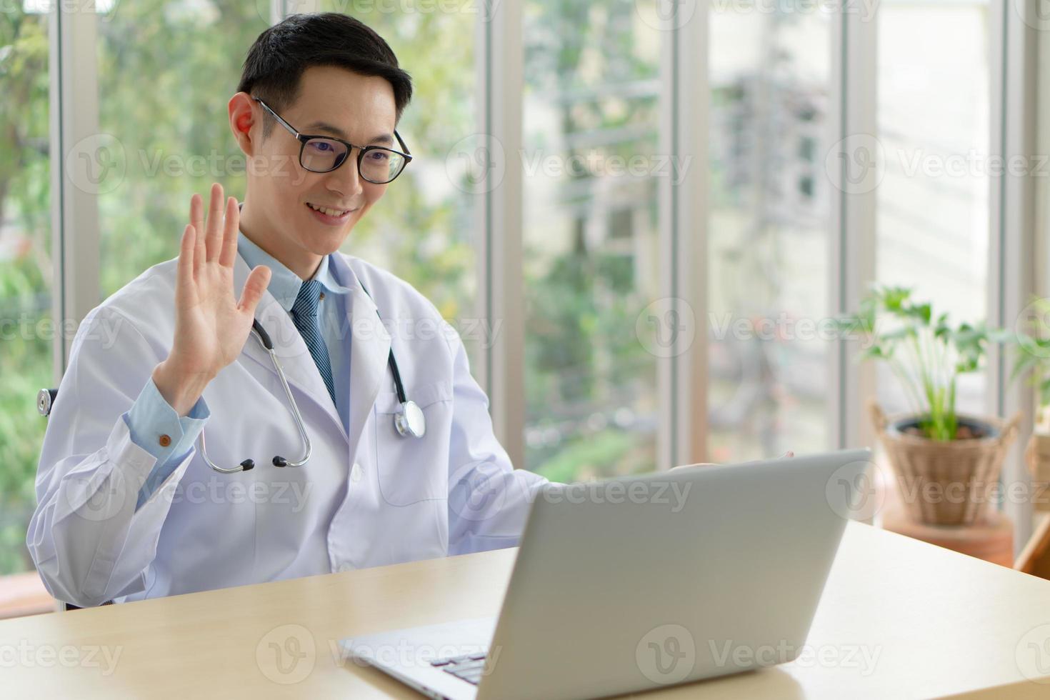 un jeune médecin asiatique assiste à une réunion en ligne à l'hôpital photo
