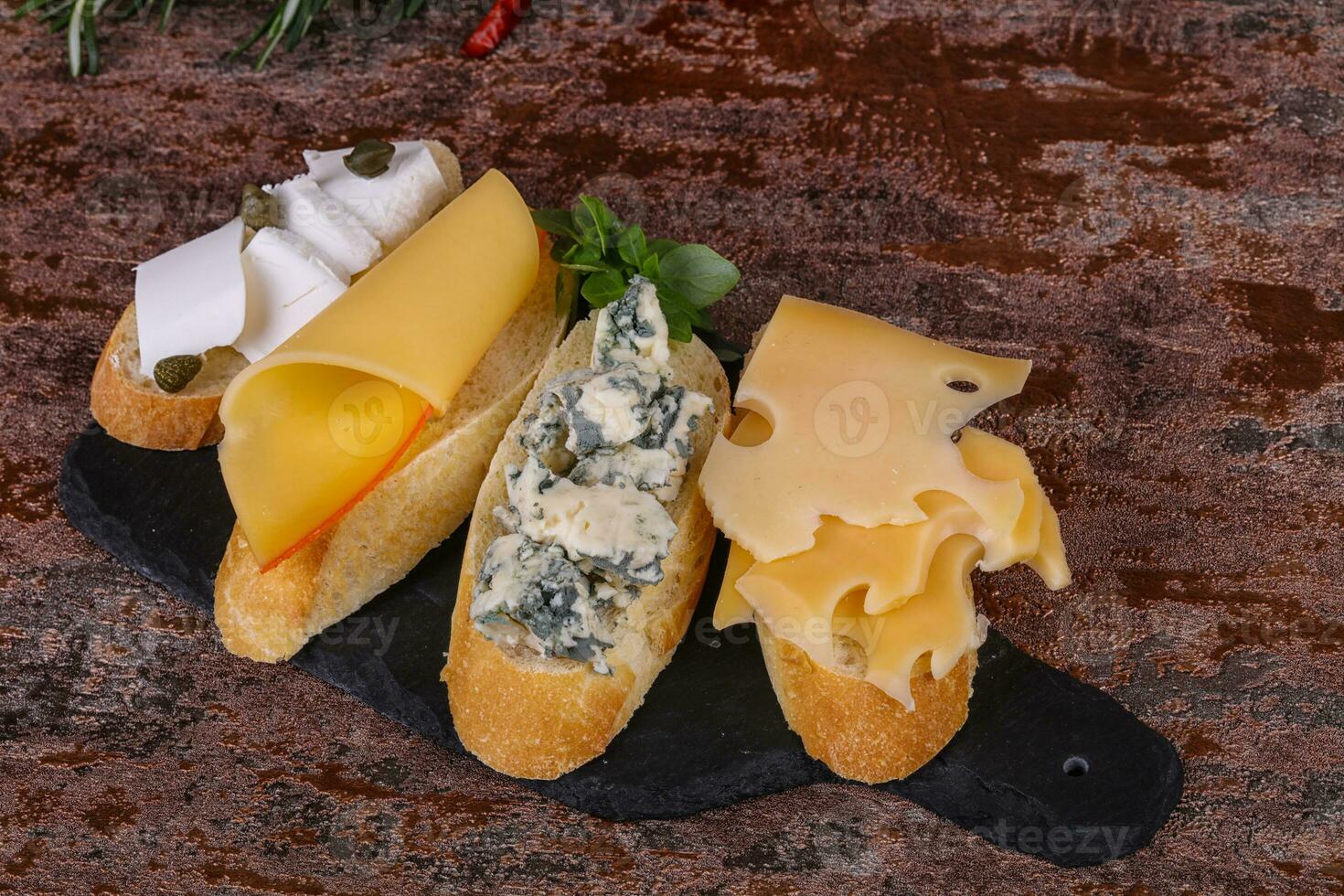 bruschetta aux divers fromages photo