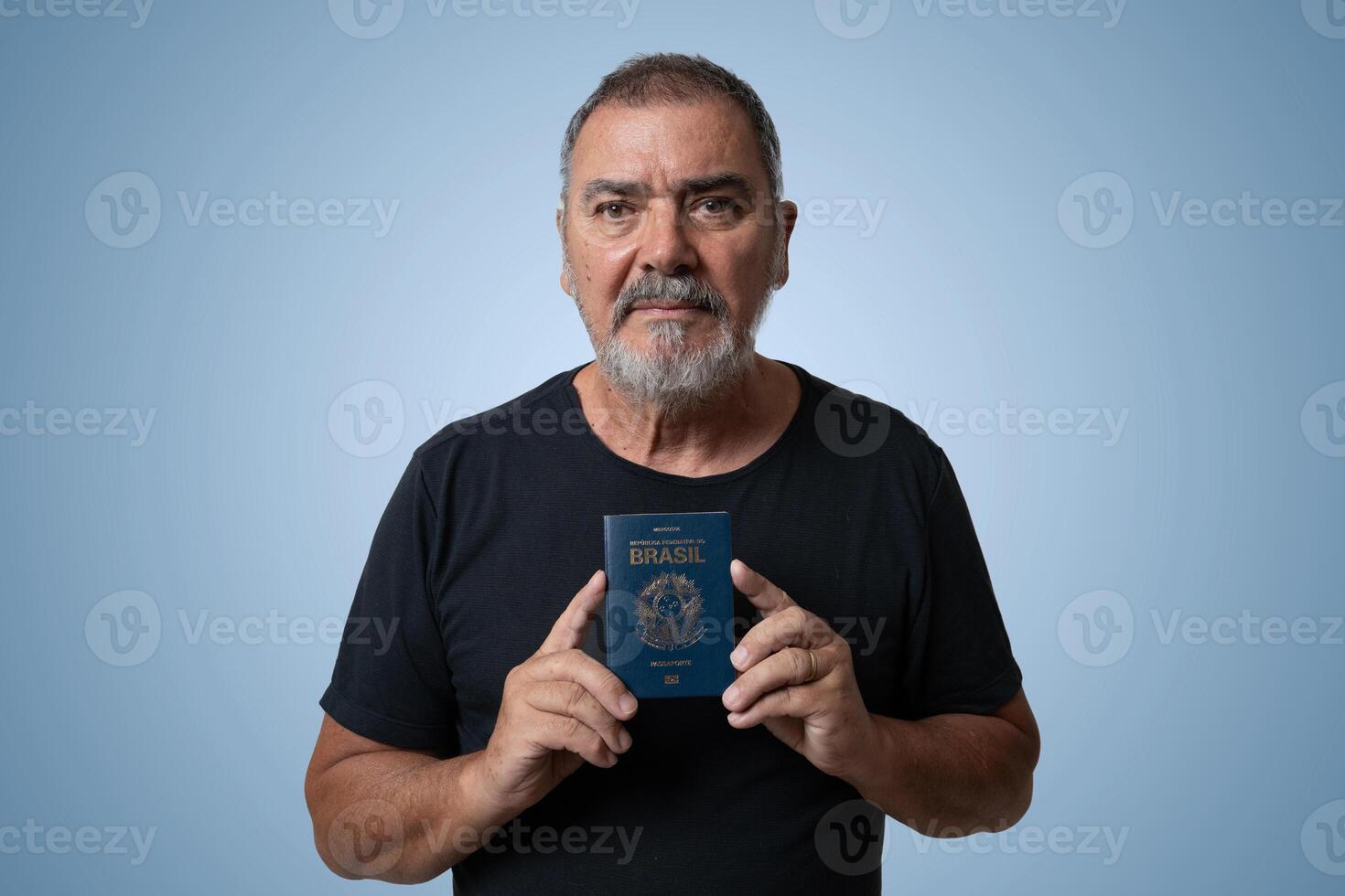 Sénior Masculin portrait avec barbe sur bleu Contexte photo