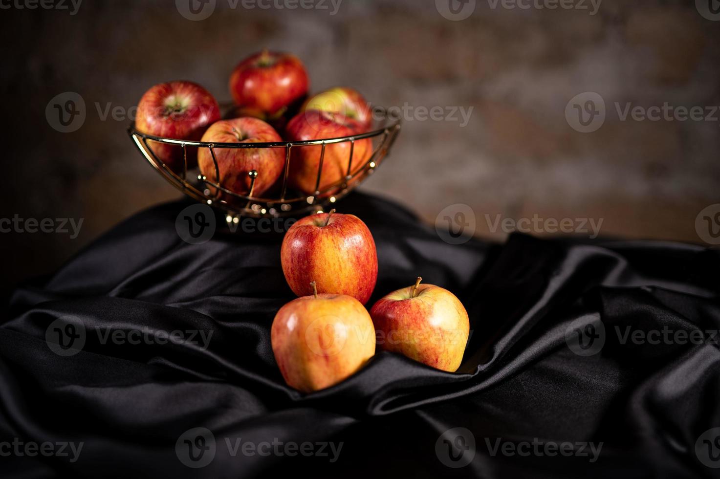 composition de pommes rouges et satin noir photo