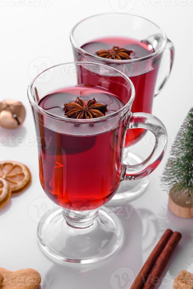 Vin chaud rouge isolé sur fond blanc avec des épices de Noël photo