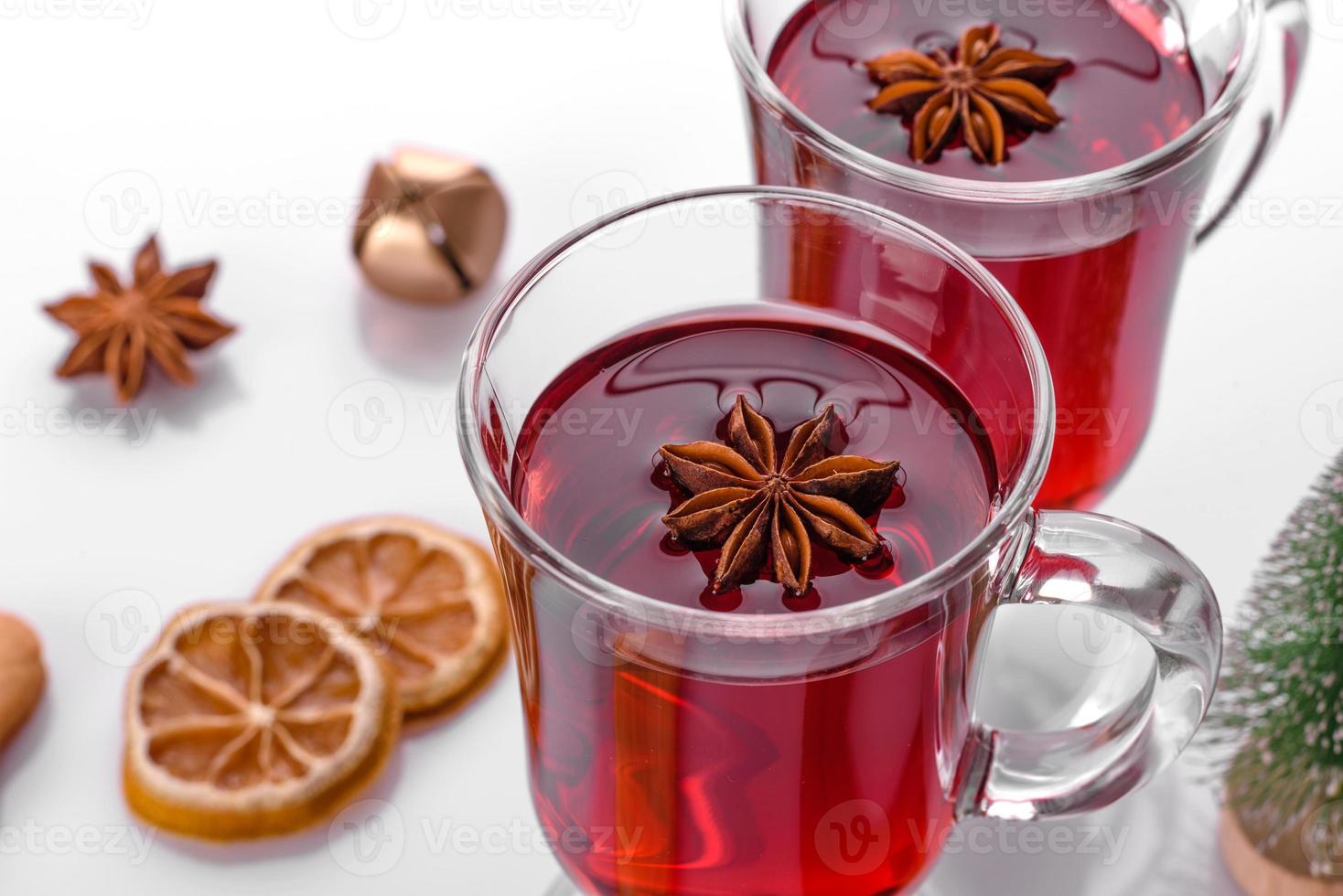 Vin chaud rouge isolé sur fond blanc avec des épices de Noël photo