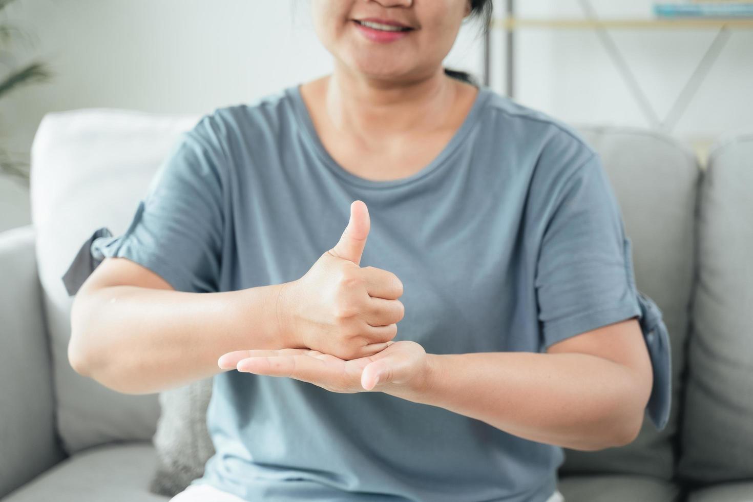 une femme sourde et handicapée utilise la langue des signes pour communiquer avec d'autres personnes photo