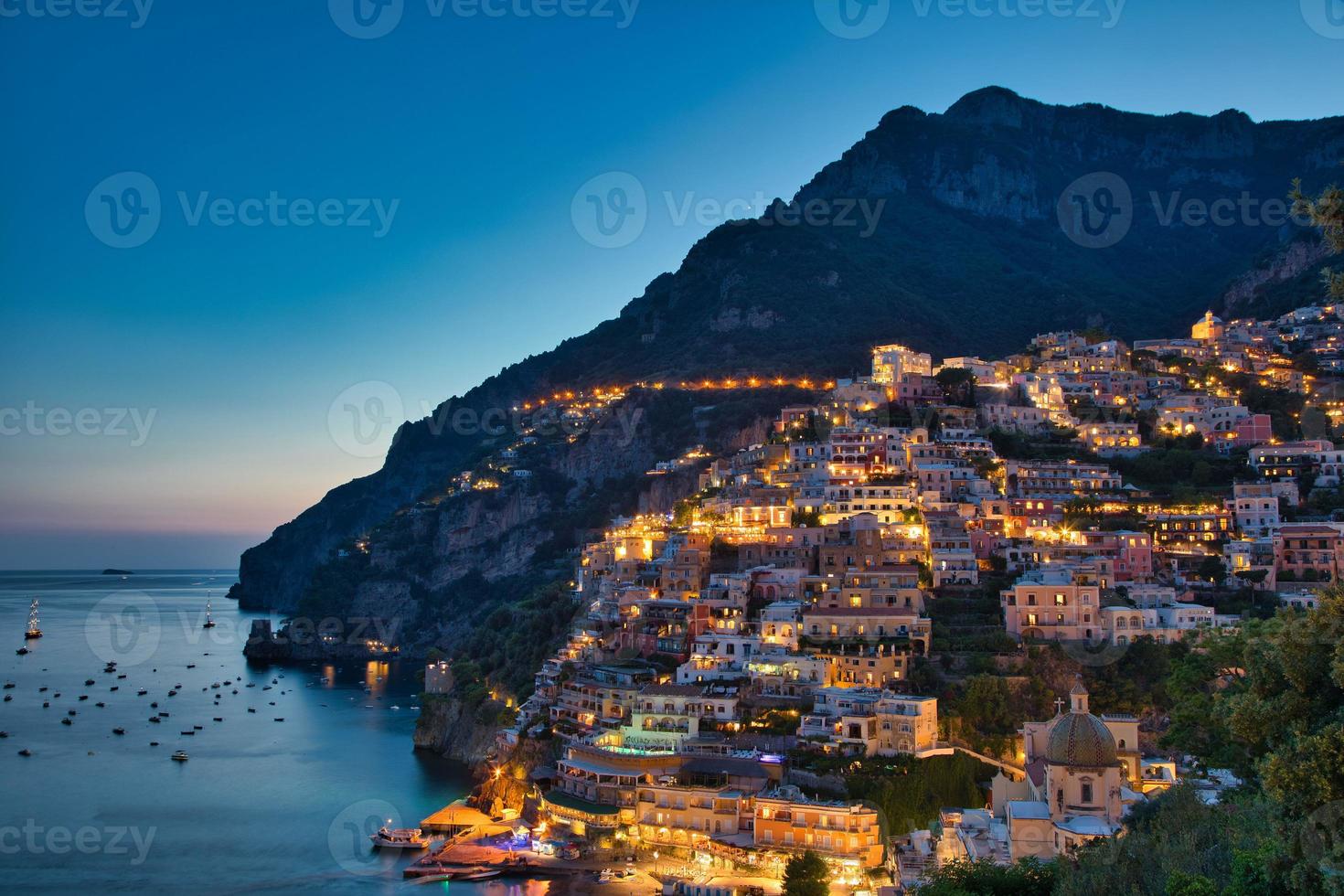 Village de Positano le long de la côte amalfitaine en Italie au crépuscule photo