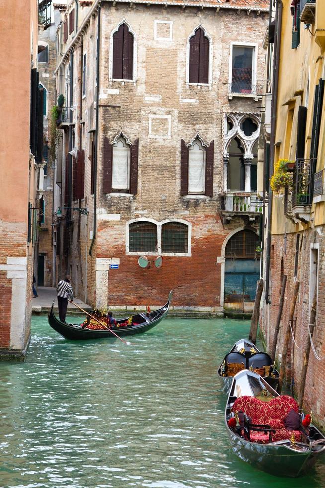 paysage urbain traditionnel de venise avec canal étroit, gondole photo