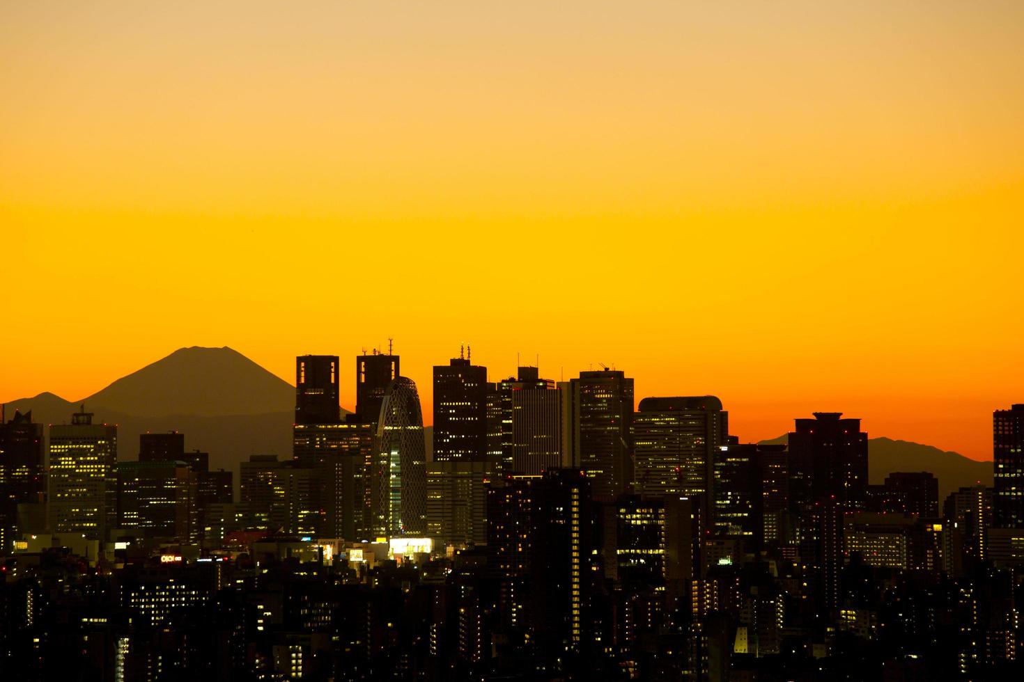 silhouettes de tokyo, du sous-centre de shinjuku et du mont. fuji photo