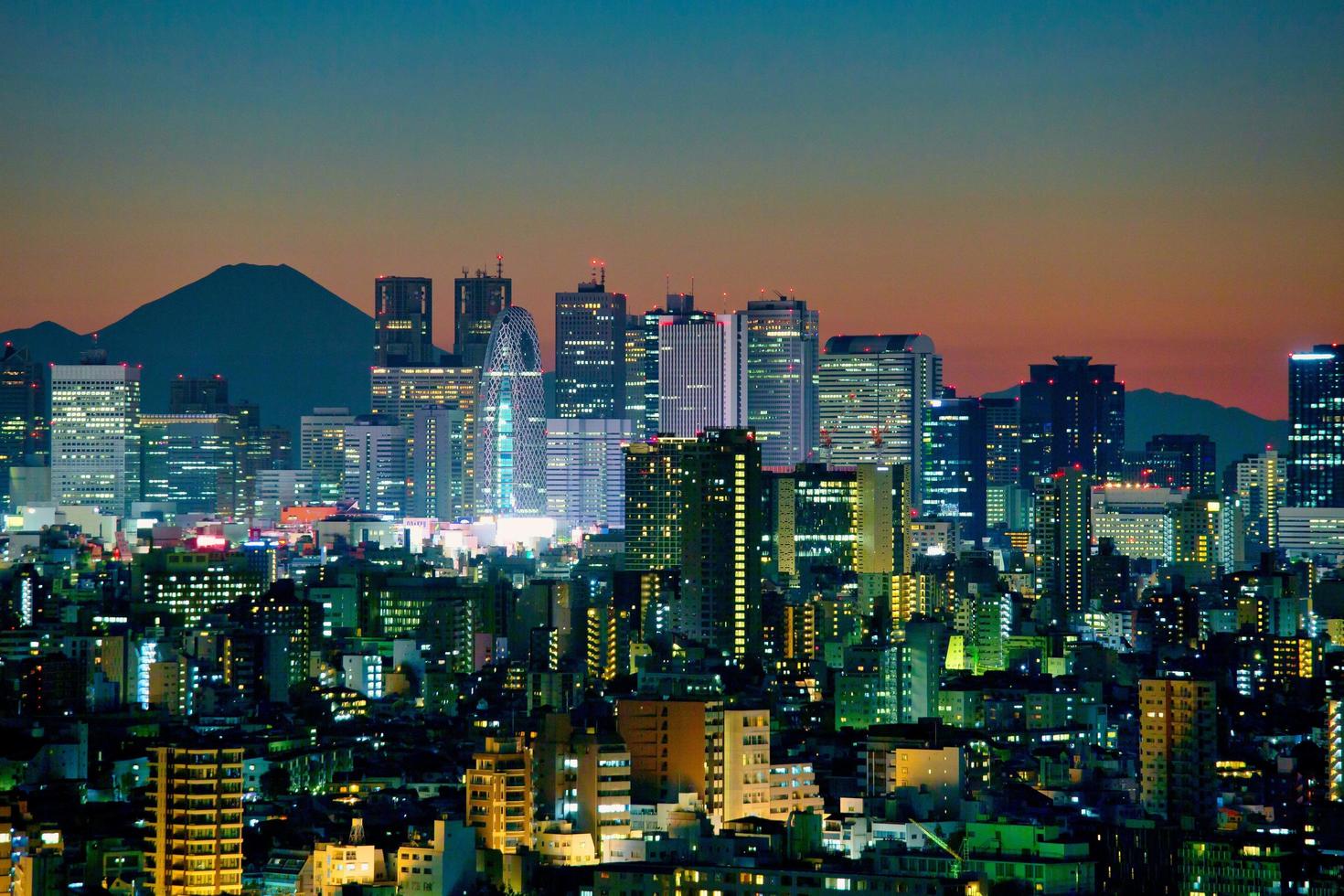 silhouettes de tokyo, du sous-centre de shinjuku et du mont. fuji photo