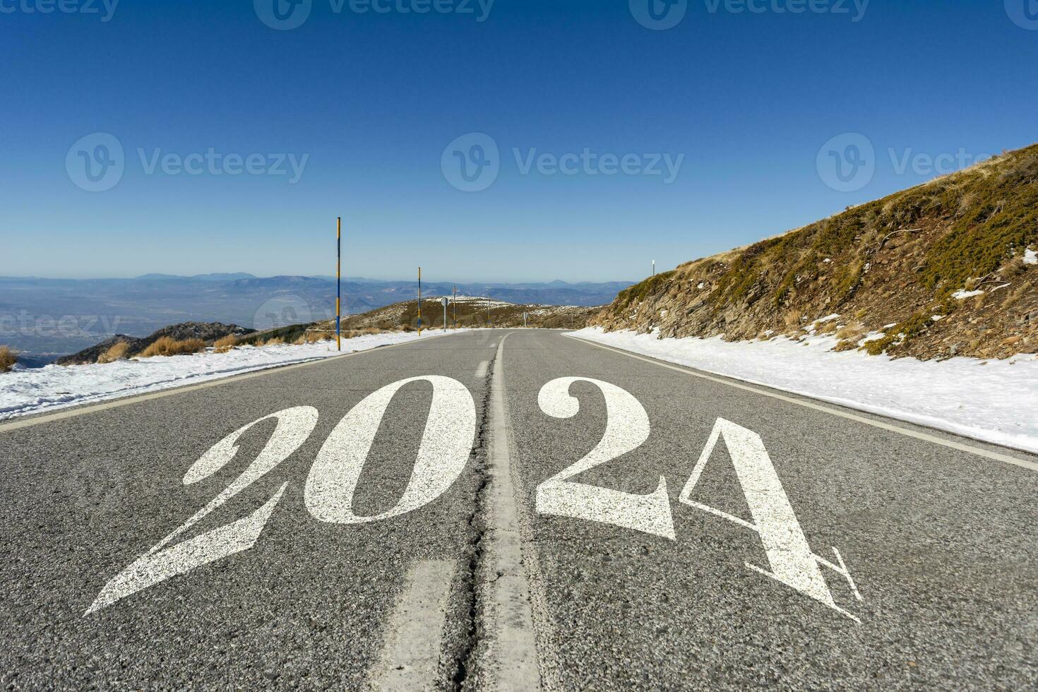 2024 Nouveau année route voyage Voyage et futur vision concept . la nature paysage avec Autoroute route de premier plan vers l'avant à content Nouveau année fête dans le début de 2024 pour Frais et réussi début . photo