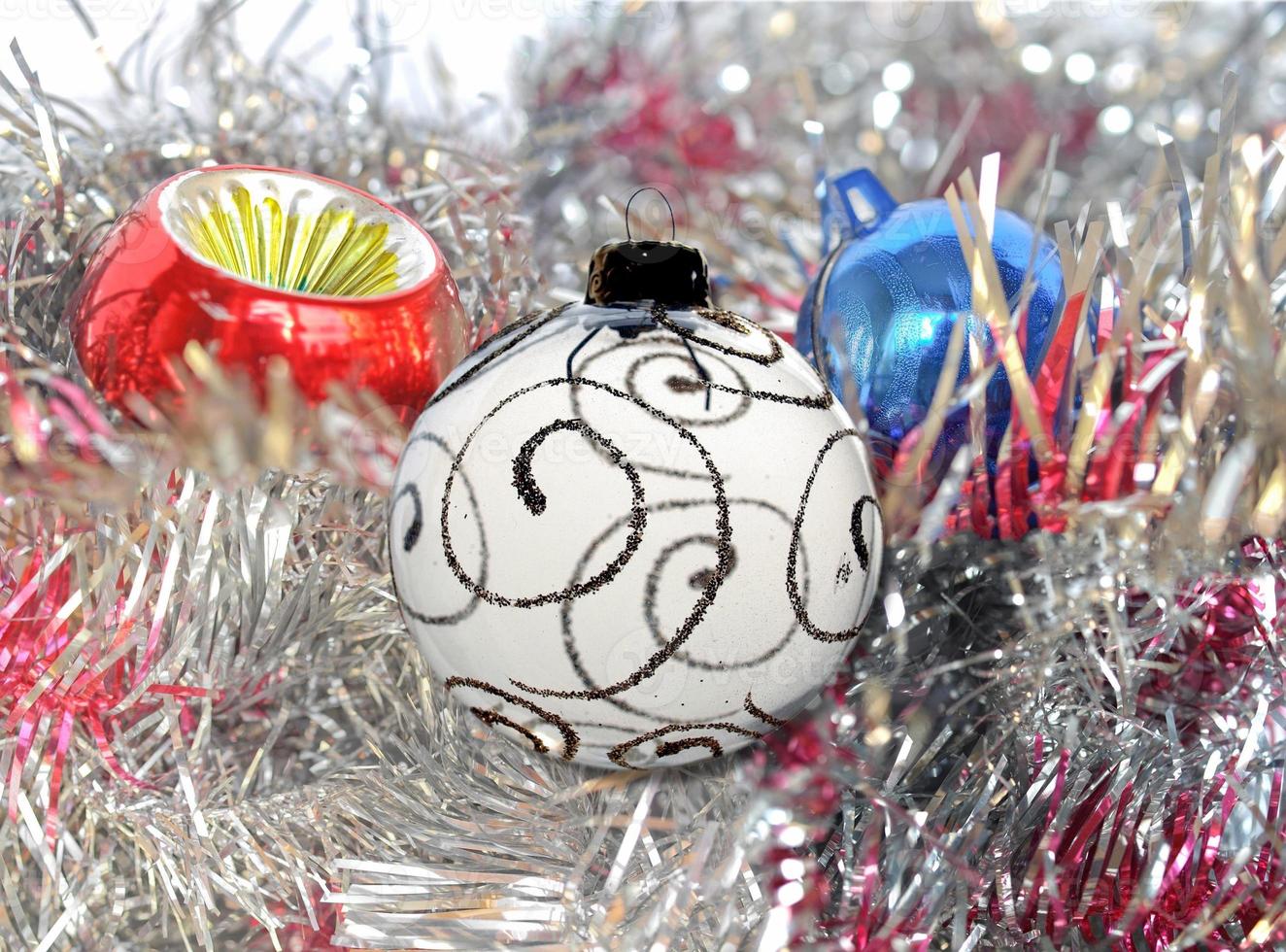 guirlandes de boules et lumières de noël photo