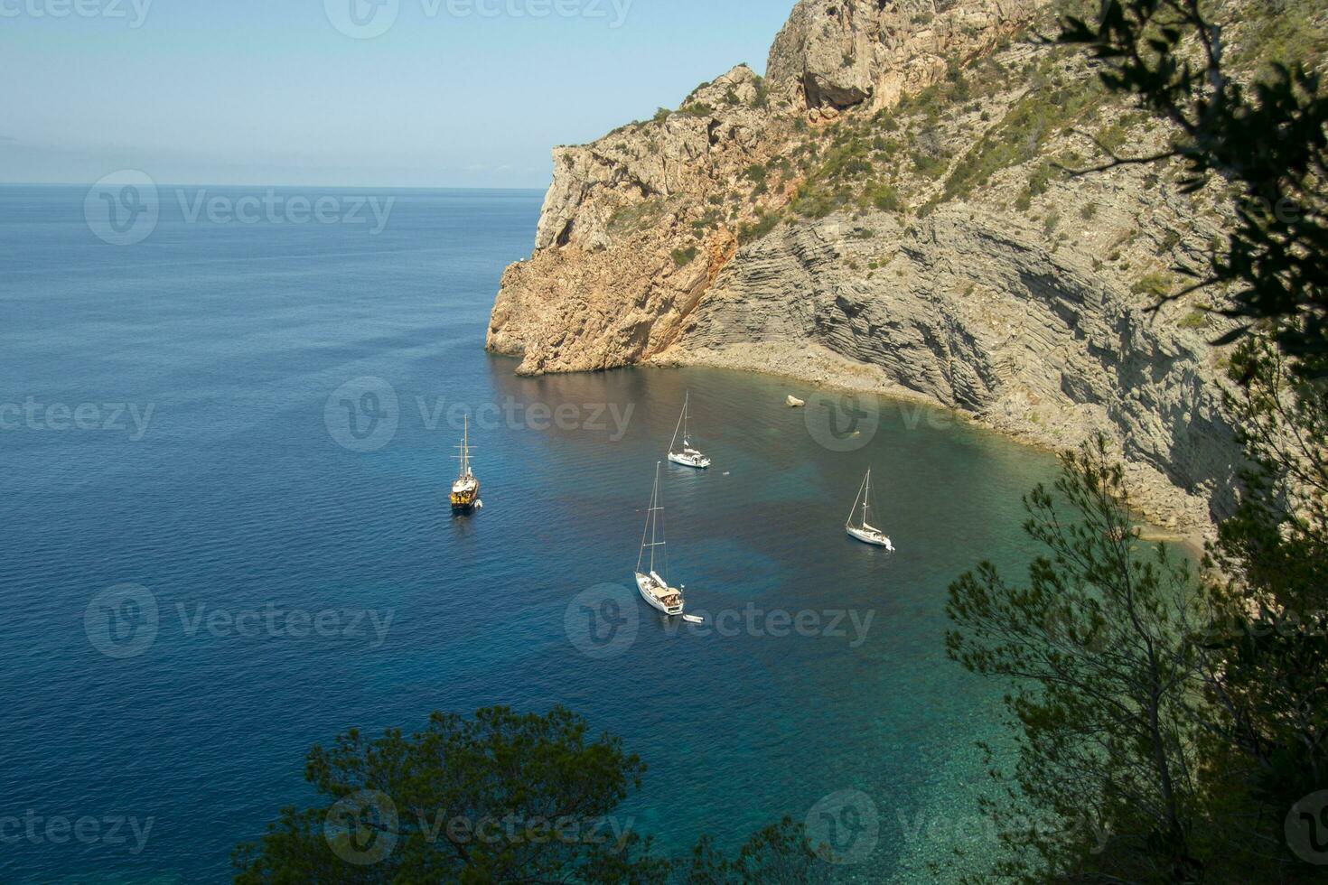 belle plage de punta de castellar, santa agnes de la corona, îles baléares, espagne. photo