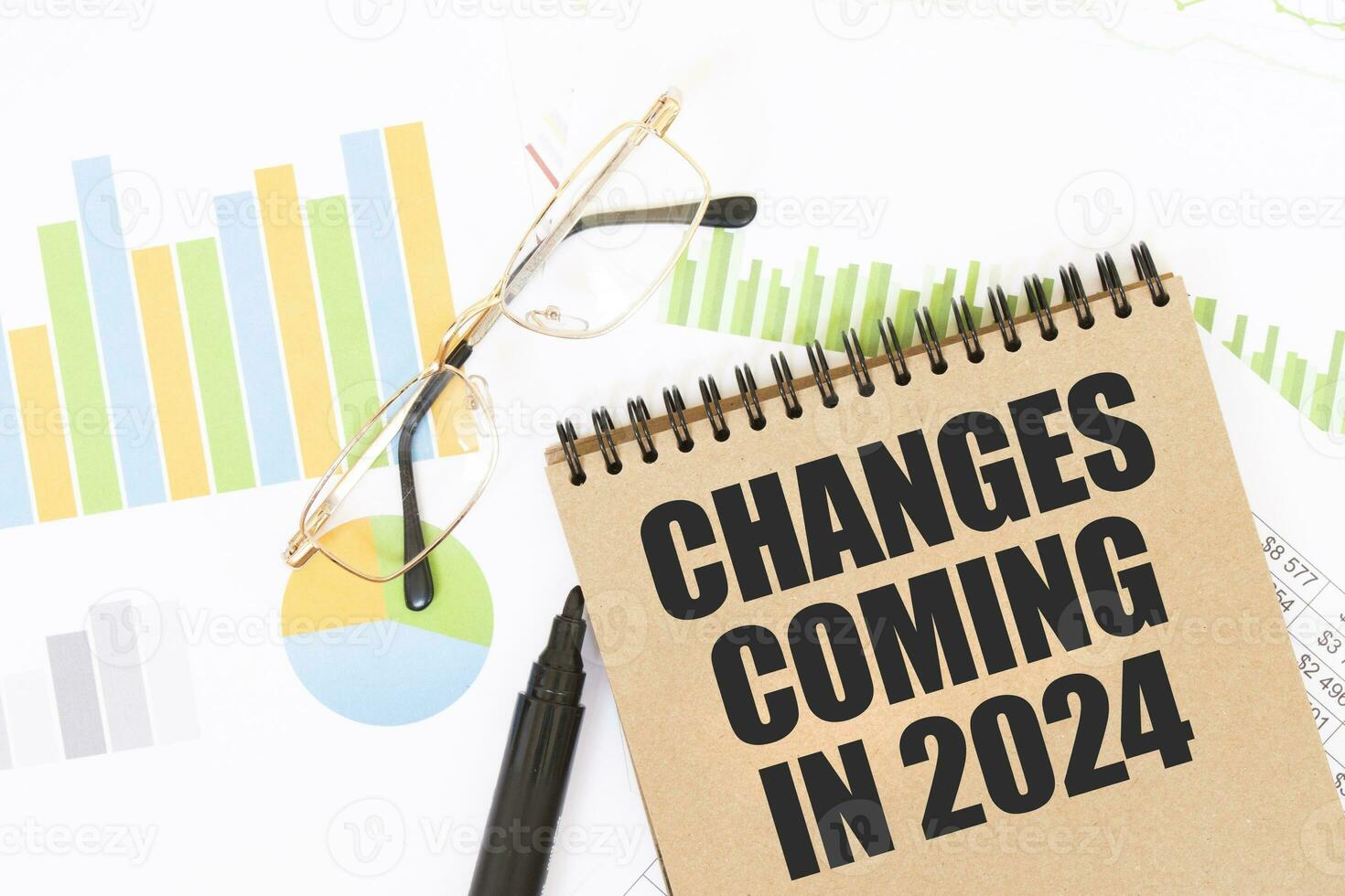 dans une artisanat Couleur carnet est une changements à venir dans 2024 une inscription, suivant à des crayons, lunettes, graphiques et diagrammes. photo