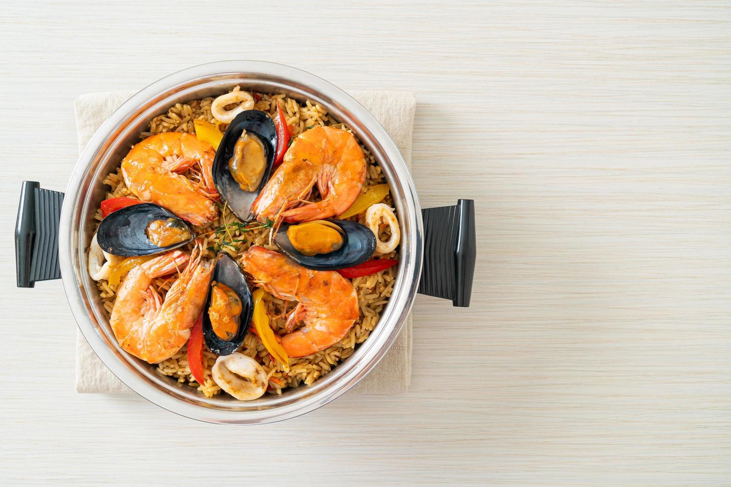 paella de fruits de mer aux crevettes, palourdes, moules sur riz au safran photo