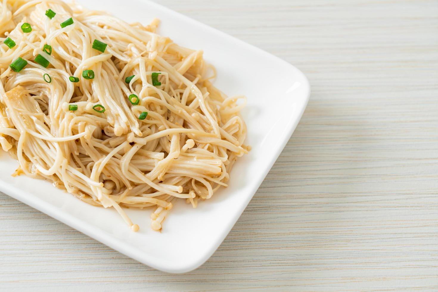 champignons d'aiguille d'or sautés avec du beurre photo