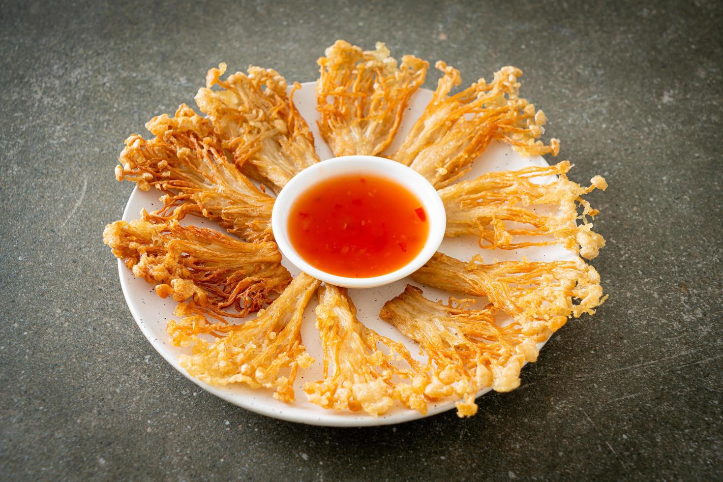 champignons enoki frits avec trempette épicée photo