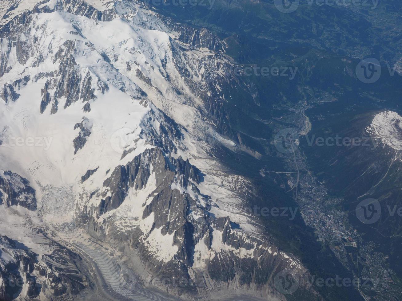 vue aérienne des alpes entre l'italie et la suisse photo