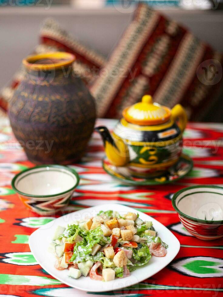 tomate, concombre, sucré poivre et oignon salade, chevronné avec huile. asiatique style photo