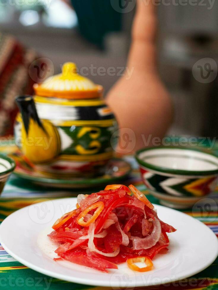 salade de tomates et mariné oignons selon à le ouzbek recette. asiatique style photo