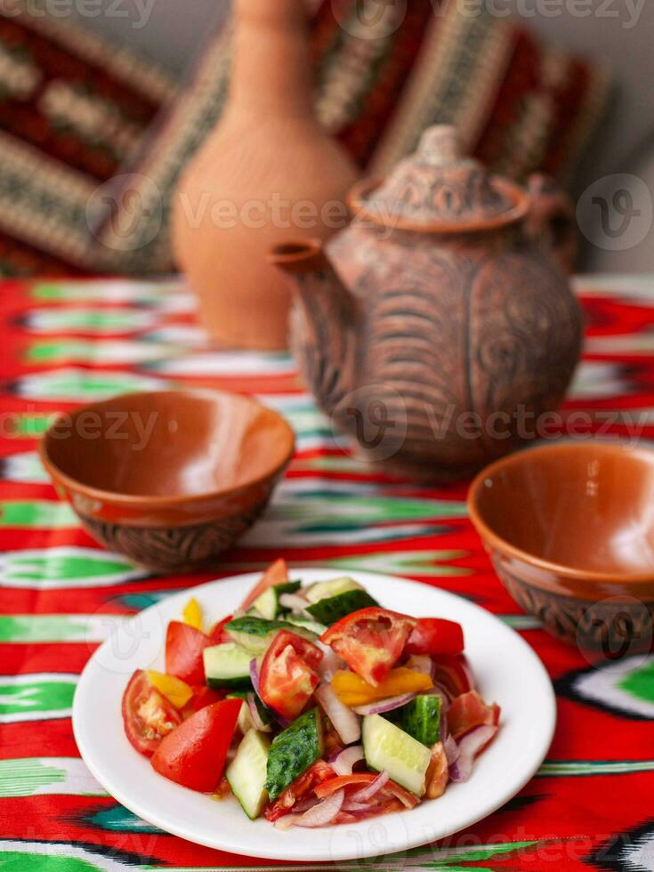 tomate, concombre, sucré poivre et oignon salade, chevronné avec huile. asiatique style photo