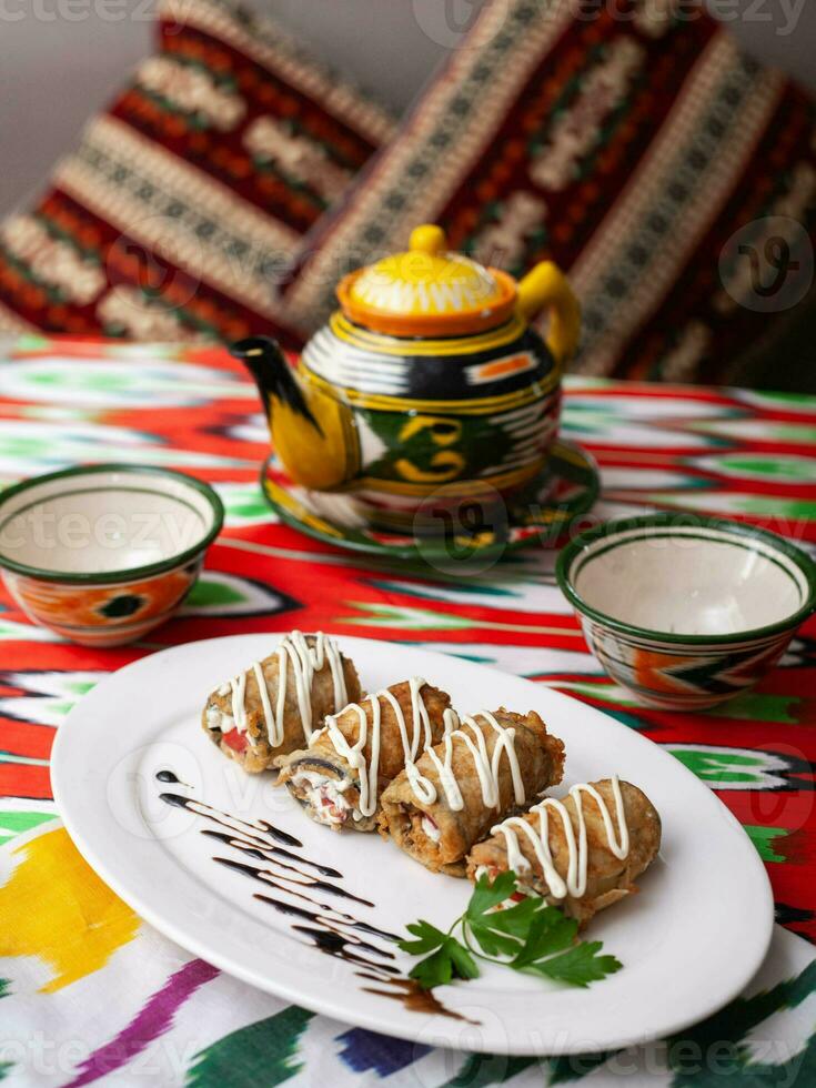 frit aubergine Rouleaux dans panure farci avec Viande et des légumes. asiatique style photo