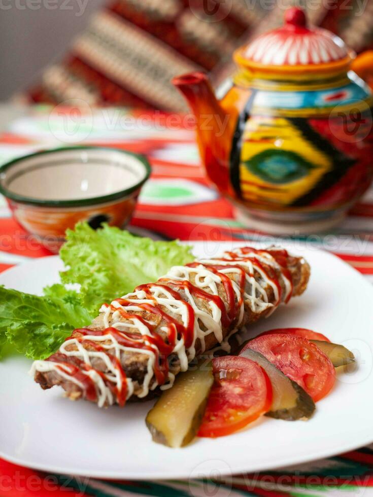 Brizol une plat de omelette et du boeuf couvert avec ketchup et Mayonnaise dans un Oriental style photo
