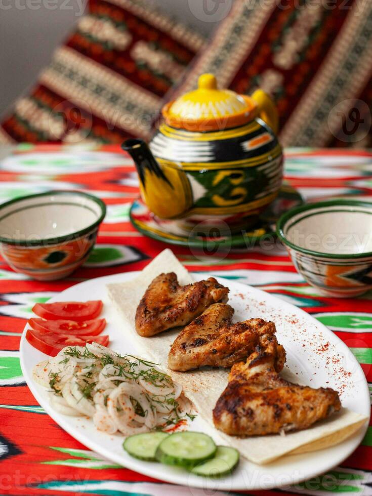 poulet kebab charbon grillé poulet sein.servi avec légumes, mariné oignons, lavash pain et Oriental sauce photo