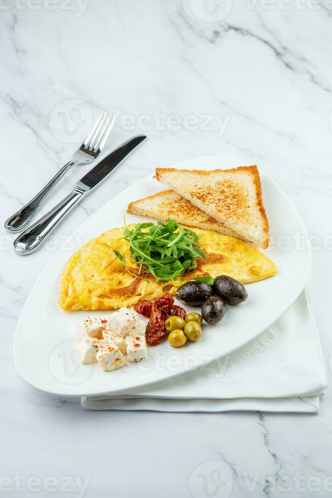 petit déjeuner de des œufs avec Viande, herbes et gouttes de sauce avec pain dans une rond assiette photo