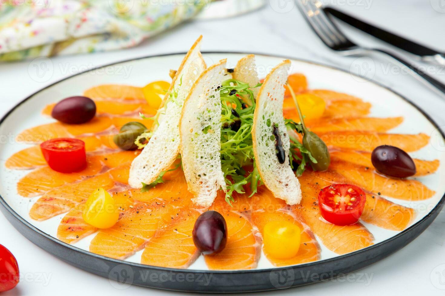 pièces de fumé rouge truite avec tomates, feta fromage, herbes. méditerranéen apéritif, Haut vue photo