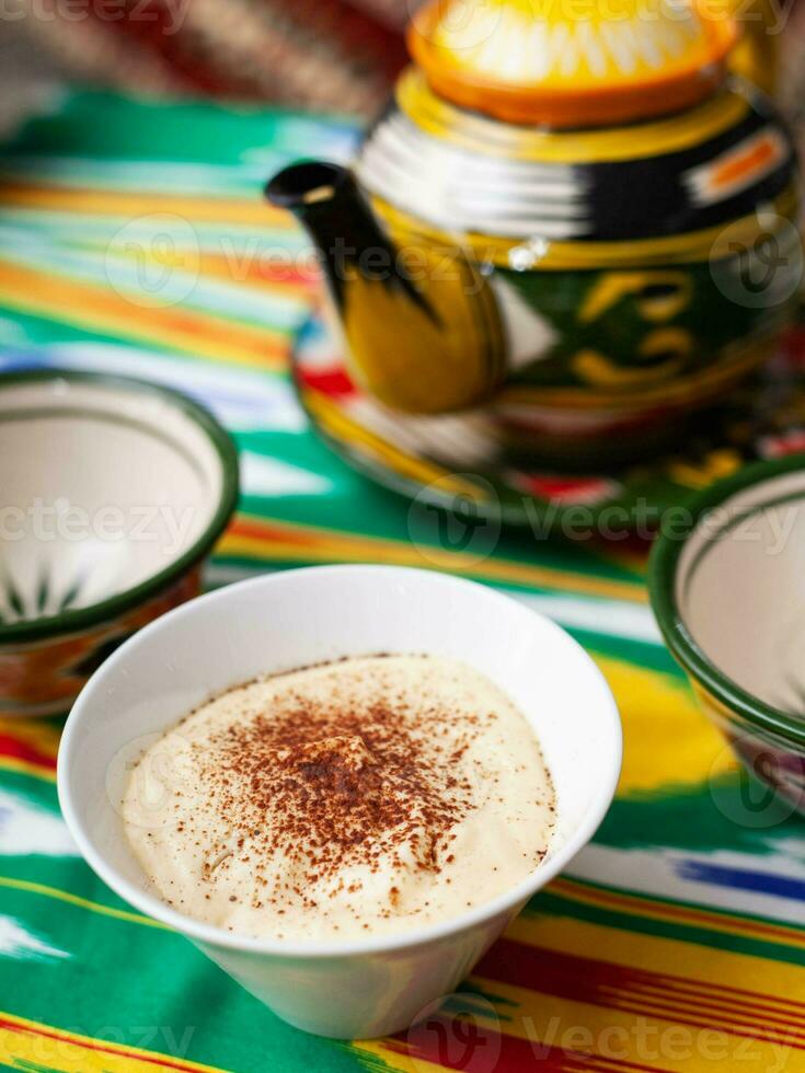 tiramisu dessert dans Oriental style avec une théière et une tasse pour thé. photo