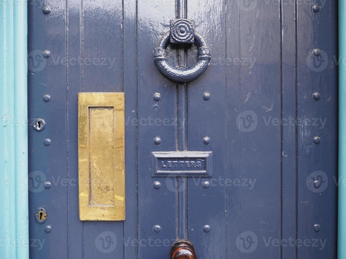 porte britannique avec boîte aux lettres photo