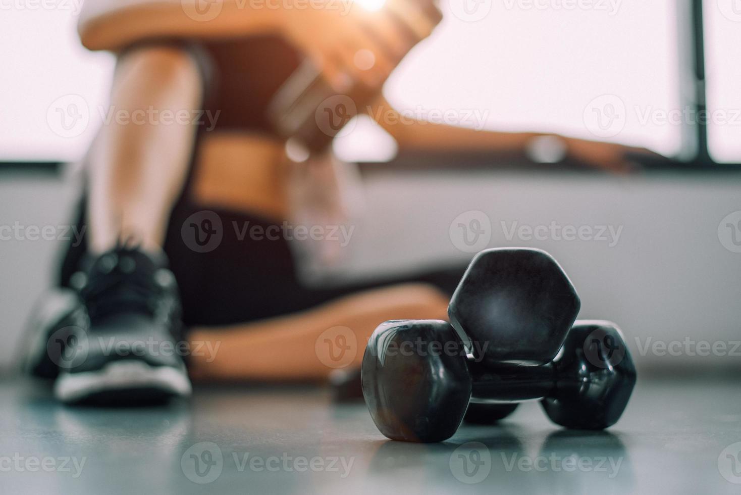 gros plan d'haltères avec exercice femme entraînement en salle de fitness photo