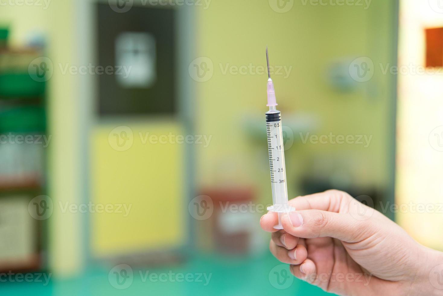 seringue et ampoule, injection médicale en main. hospitalier et médical photo