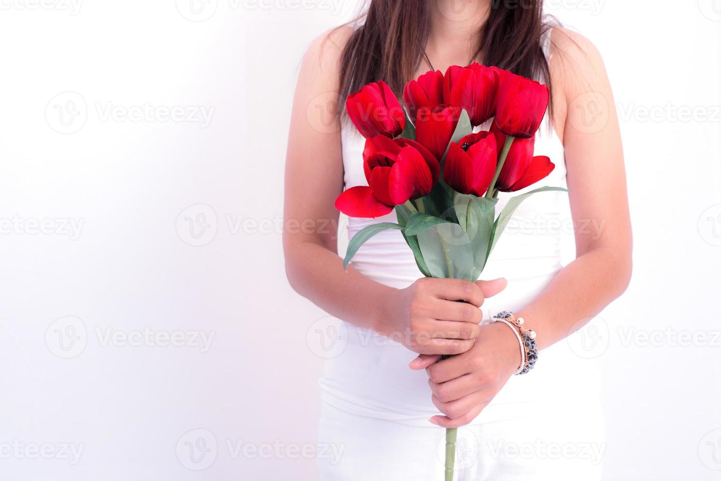 femme tenant une fleur rose rouge sur fond blanc photo