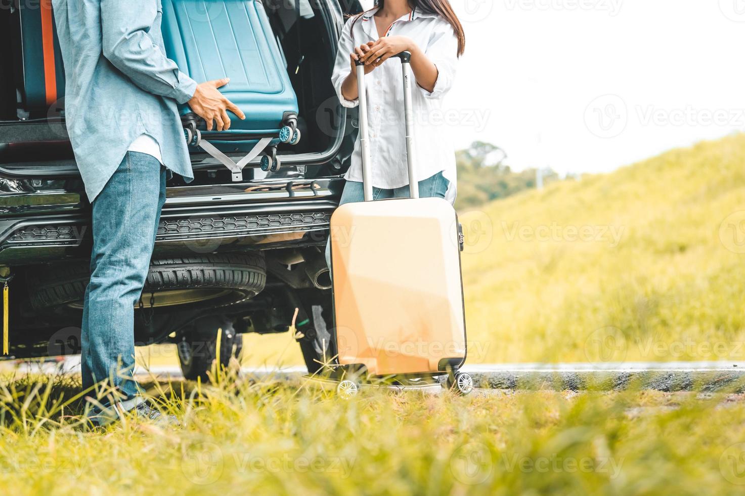 Gros plan du bas du corps du couple ascenseur chariot bagages à l'arrière du suv photo