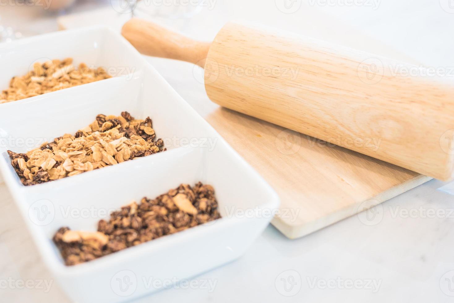 flocons de maïs pour la cuisson des biscuits avec un ustensile de cuisine avec pour noël photo