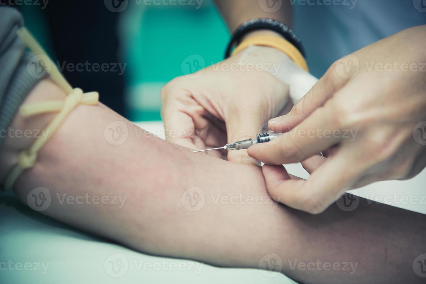 gros plan de la collecte de sang au bras. concept de personnes et de soins de santé photo