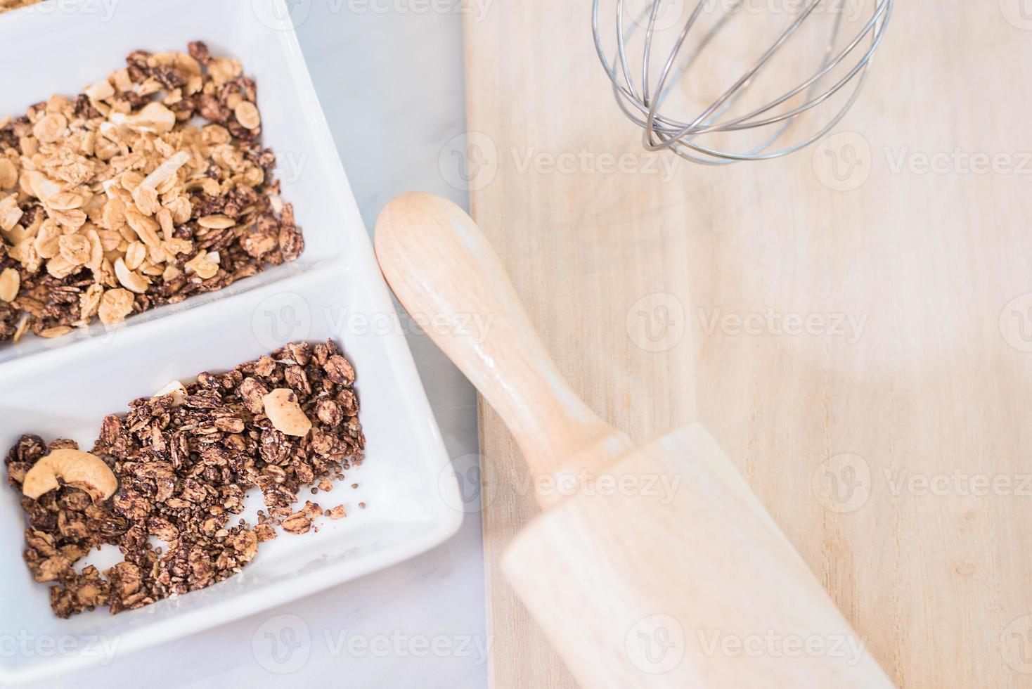 flocons de maïs pour la cuisson des biscuits avec un ustensile de cuisine avec pour noël photo