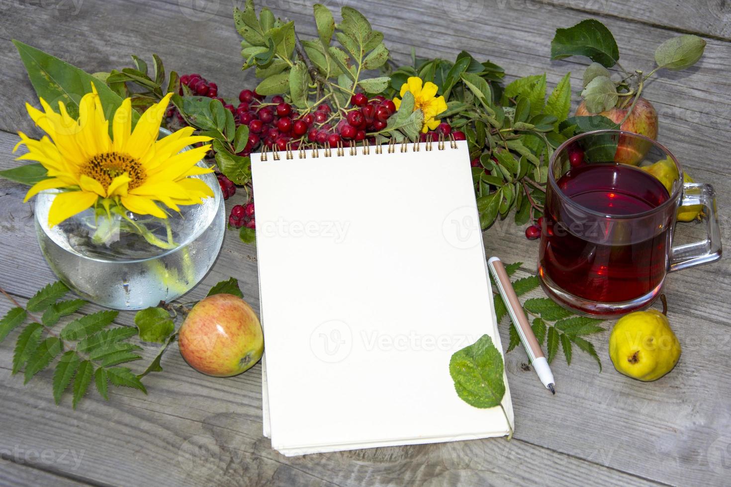 bloc-notes vierge sur une table en bois, place pour le texte. concept de mode de vie photo